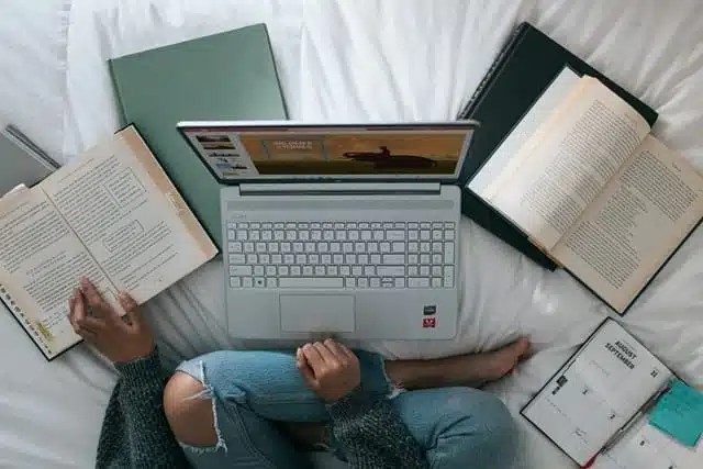 persona estudiando para la convocatoria de oposiciones docentes de 2021